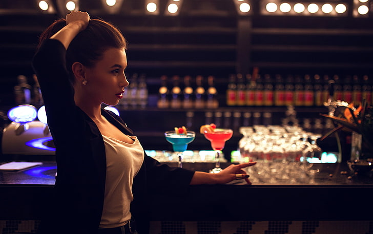 Going to a Bar Alone as a Girl: Tips and Tricks for Staying Safe and Having Fun